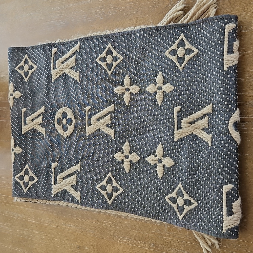 GORGEOUS LOUIS VUITTON LONG MONOGRAM WOOL BLEND SCARF - Picture 3 of 16